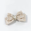 Dettaglio di fiocco per capelli in pizzo floreale con perla a cuore e strass dorati - Stile Decorazione Perla a Cuore (3#)