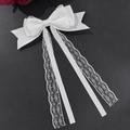 Elegante horquilla de lazo con encaje blanco y borlas largas para mujer sobre gris - Blanco