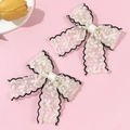 Dettaglio di fermagli per capelli in pizzo bianco con bordi neri su rosa - Corto Beige (Singolo)