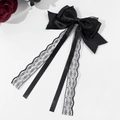 Detalle de pinza para el pelo con lazo de encaje negro, cintas de raso y decorado rosa - Negro