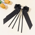 Dettaglio di fiocco in raso nero con perla a cuore e lunghi nastri di seta eleganti - Fermagli per capelli a becco d'anatra / Nero