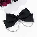Nahaufnahme der gotischen schwarzen Schleife mit Rose und silbernen Metallketten - Klassische Schwarze Rose Schleife Entenschnabelklemme (1#)