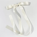 Detailansicht der eleganten elfenbeinfarbenen Satin-Haarschleife mit seidiger Textur - Beige