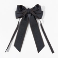 Dettaglio del fiocco in denim blu scuro con cuciture arancioni e nastri lunghi - Nero