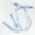 Nahaufnahme der himmelblauen Satin-Haarschleife mit glatter Textur und sanftem Glanz - Blau