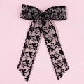Dettaglio della clip per capelli in pizzo nero vintage con ricamo floreale e nastri - Lungo Nero