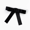 Detalle del elegante lazo de satén negro con textura suave y diseño de capas - Estilo Lazo con Cinta Larga (2#)
