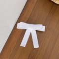 Detalle de un clip para el pelo de satén blanco con lazo doble y cintas largas elegantes - Blanco