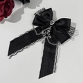 Fiocco per capelli gotico in pizzo con strass a cuore, catena e croce d'argento - Nero