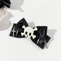 Détail d'une pince à cheveux nœud gothique noir avec tête de mort et croix argentées - Style Crâne (1#)