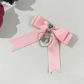 Fermaglio a fiocco in raso rosa con gemma a cuore nera e pendente a croce d'argento - Rosa