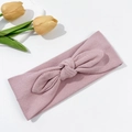 Primer plano de diadema de punto rosa para bebé con lazo de nudo y detalles de tulipas - Rosa