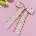 Detalle del pasador de pelo de encaje blanco con bordados florales y bordes rojos festoneados - Rojo (Clip de Pelo)