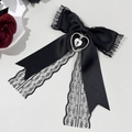 Fiocco per capelli gotico in pizzo nero con pendente a cuore e croce su sfondo grigio - Nero
