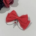 Dettaglio fiocco in pizzo rosso con ciondolo a croce argento in stile gotico chic - Rosso