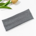 Cinta para el pelo de punto gris oscuro con textura suave sobre fondo blanco puro - Gris