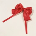Detail van een rode satijnen haarclip met meerlaagse linten en vloeiende wimpels - Rood