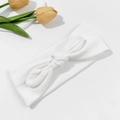 Detalle de diadema deportiva blanca de punto acanalado con un lazo decorativo grande - Blanco