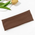 Primer plano de diadema ancha elástica marrón con textura suave de punto fino - café