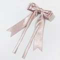 Detailansicht der rosa seidigen Satin-Doppelschleife Haarspange mit eleganten langen Bändern - Rosa