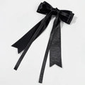 Detailansicht der glatten schwarzen Satin-Haarspange mit Doppelschleife und langen Bändern - Schwarz