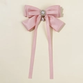 Détail d'une pince à cheveux en satin rose avec perle et pendentif gouttelette - Rose