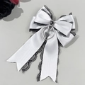 Κλιπ μαλλιών Gothic Lolita με λευκό σατέν, μαύρη δαντέλα και κρεμαστό σταυρό καρδιά - Λευκό