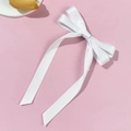 Detailansicht der eleganten weißen Satin-Haarschleife mit langen fließenden Bändern - Weiß