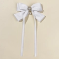 Détail de la pince à cheveux nœud satin blanc avec perle centrale et pompon perlé - Blanc