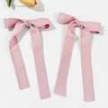 Detalle de lazos para el pelo de encaje rosa con bordes festoneados y cintas largas - Pinza para el Pelo Rosa