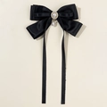 Détail de la pince à cheveux nœud en satin noir avec perle et ruban élégant - Noir