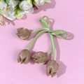Dettaglio del fermaglio per capelli a tulipano in seta con boccioli di raso e nastro verde - 11# Tulipano Cachi (4 Boccioli)