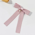 Dettaglio di un fermaglio per capelli a fiocco rosa con perla e pizzo delicato - Rosa