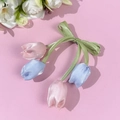 Dettaglio del fermaglio a tulipano con petali in raso rosa e blu su uno sfondo rosa morbido - 12# Tulipano Rosa-Blu (4 Boccioli)