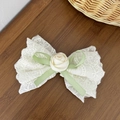 Dettaglio di elegante fermaglio per capelli con fiocco in pizzo e rosa bianca su legno - Pizzo Bianco con Nastro Verde Chiaro Rosa (3#)