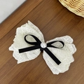 Dettaglio del fermaglio per capelli in pizzo bianco con fiocco di velluto e perla finta - Pizzo Bianco con Nastro Nero Perla (1#)