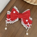 Détail de pince à cheveux Lolita en satin rouge, dentelle blanche et glands de perles - Rouge