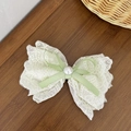 Dettaglio del fiocco per capelli in pizzo bianco con nastro verde e perla centrale - Pizzo Bianco con Nastro Verde Chiaro Perla (2#)