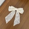 Vue détaillée de la pince à cheveux nœud en dentelle crème avec broderie florale sur bois - Blanc