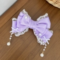Détail du nœud papillon en satin violet avec dentelle et pompon en perles blanches - Violet