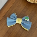 Détail d'une pince à cheveux nœud en denim avec doublure jaune et broderie de fruits - Jaune Bloc de Couleur Broderie Cerise (Barrette)