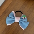 Denim haarelastiek met kersenborduurwerk en roze lint op een bruin houten tafel - Roze Kleurblok Kers Borduurwerk (Haarelastiek) / Roze