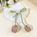 Dettaglio di un fermaglio per capelli con fiocco in raso e ciondoli a tulipano - 18# Fiocco Cachi (2 Pendenti Tulipano)