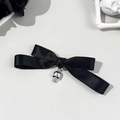 Details von schwarzer Satinschleife Haarspange mit silbernem Totenkopf im Gothic-Stil - Schwarz