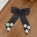 Details von Denim-Schleifen-Haarspange mit Kontrastnähten und gestickten Blumenmotiven - Schwarz