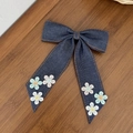 Detailansicht der Denim-Haarspange mit bunter Blumenstickerei und orangefarbenen Nähten - Dunkelblau