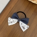 Haarelastiekje met strik van blauwe denim en wit kant op een houten achtergrond - Verse Pastorale Patchwork Strik Haarelastiek Stijl (5#)