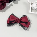 Détail de pince à cheveux gothique avec rose en satin rouge foncé et dentelle noire raffinée - Bordeaux