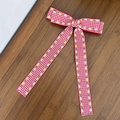 Detail der Haarklammer mit roter Karoschleife und Blumenstickerei auf Holzgrund - Rot Gingham Floral (2#)