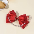 Dettaglio del fermaglio per capelli Lolita rosso con pizzo e strass a forma di cuore - Rosso